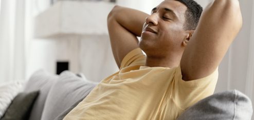 homem descansando sentado em um sofá - Freepik