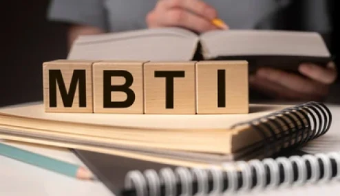 Imagem de cubos de madeira com a sigla MBTI escrito em preto - foto: Freepik