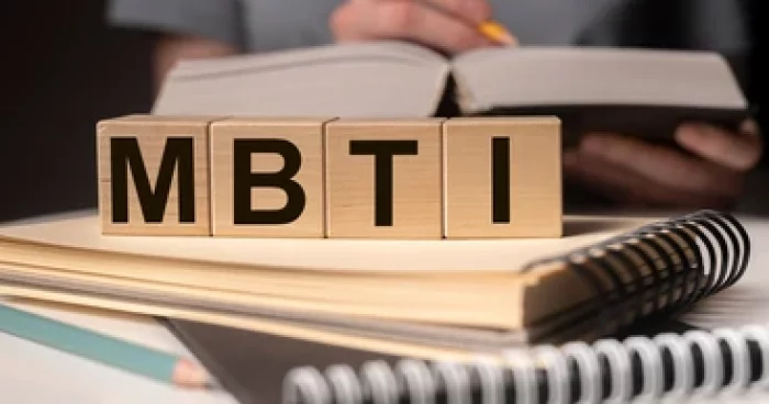 Imagem de cubos de madeira com a sigla MBTI escrito em preto - foto: Freepik