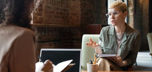 Duas mulheres em um escritório - Foto: Unsplash