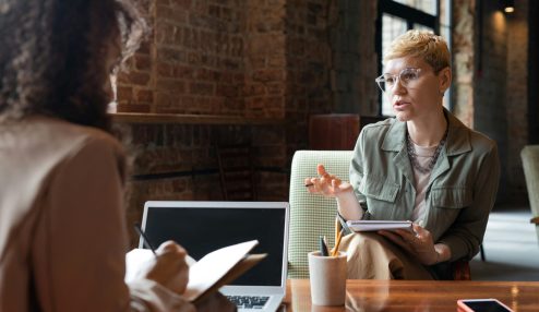 Duas mulheres em um escritório - Foto: Unsplash