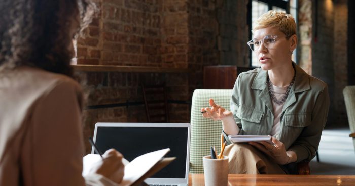 Duas mulheres em um escritório - Foto: Unsplash