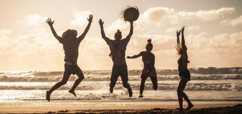 Pessoas se divertindo em uma praia - Foto: Unsplash