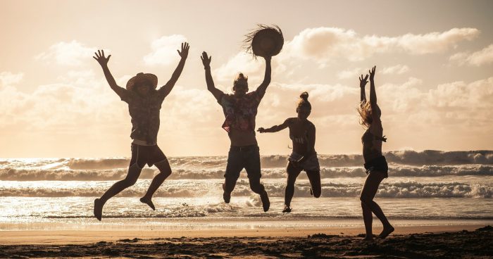 Pessoas se divertindo em uma praia - Foto: Unsplash