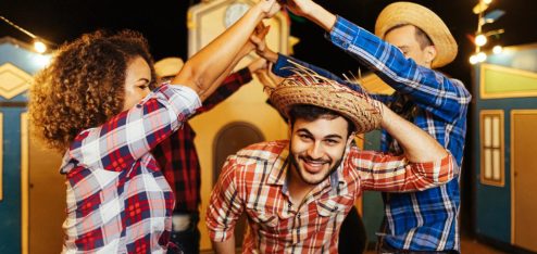 Pessoas dançando quadrilha - Foto: Unsplash