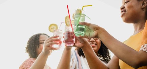 Pessoas brindando com copos de bebida - Foto: Unsplash