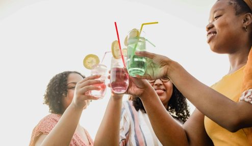 Pessoas brindando com copos de bebida - Foto: Unsplash