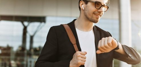 Pessoa olhando a hora em um relógio para saber o horário de almoço na CLT- Foto: Freepik