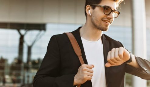 Pessoa olhando a hora em um relógio para saber o horário de almoço na CLT- Foto: Freepik