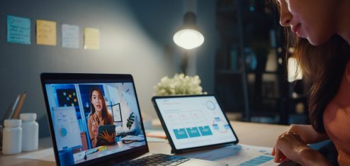 Pessoa a frente de um computador - Foto: Unsplash