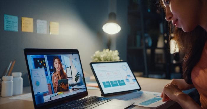 Pessoa a frente de um computador - Foto: Unsplash
