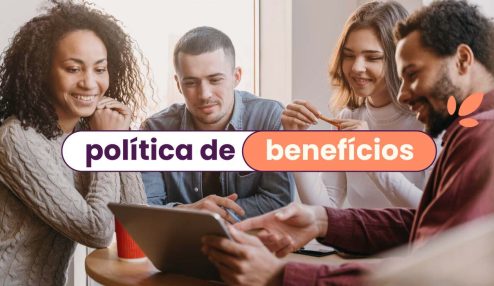 Equipe reunida (4 pessoas, dois homens e duas mulheres) em frente a um notebook. No título, "política de benefícios".