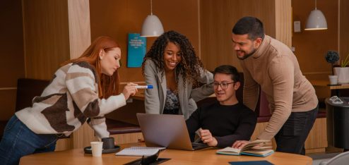 Pessoas em volta de uma mesa: Foto: Unsplash