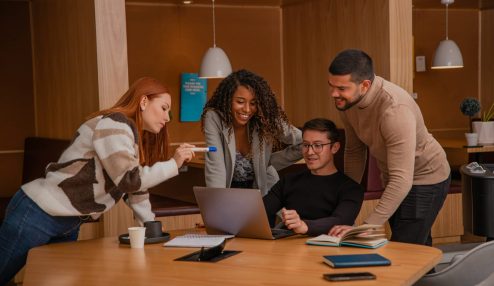 Pessoas em volta de uma mesa: Foto: Unsplash