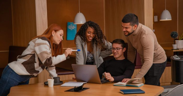 Pessoas em volta de uma mesa: Foto: Unsplash