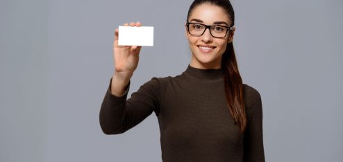 Pessoa segurando um cartão - Foto: Freepik