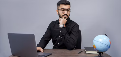 Pessoa em um ambiente de trabalho - Foto: Unsplash