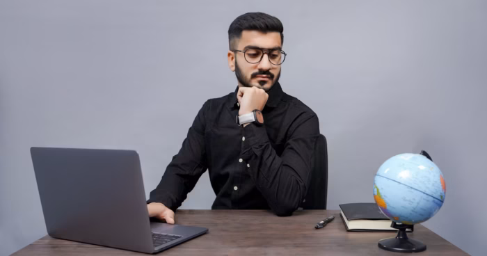 Pessoa em um ambiente de trabalho - Foto: Unsplash