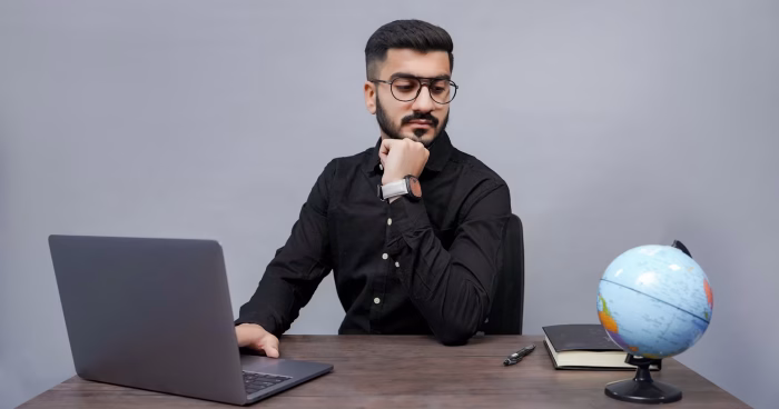 Pessoa em um ambiente de trabalho - Foto: Unsplash