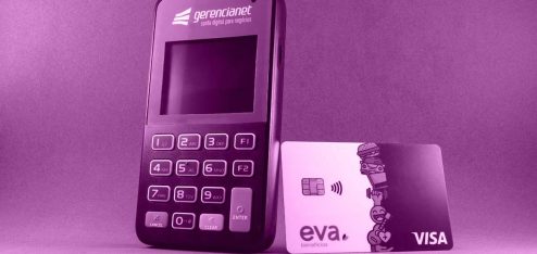 Cartão de benefícios Eva, que contém vale-alimentação e vale-refeição, além de outas 6 categorias de benefícios, ao lado de uma máquina de cartões. A Eva é aceita em qualquer supermercado que aceite cartões.