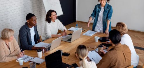 Pessoas em um escritório recebendo um treinamento - Foto: Freepik