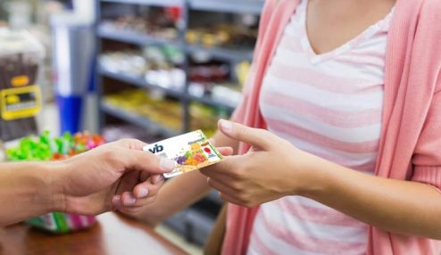 Pessoa segurando um cartão - Foto: Unsplash