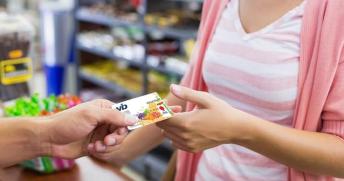 Pessoa segurando um cartão - Foto: Unsplash